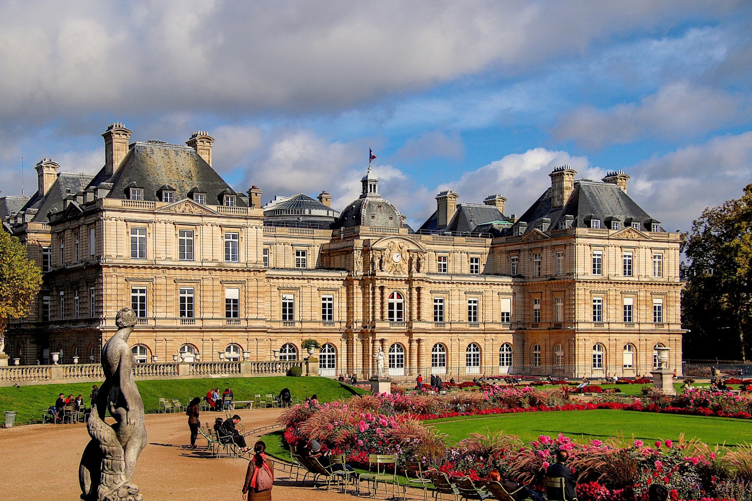 Magnificent gardens framed by the elegance of the Luxembourg Palace