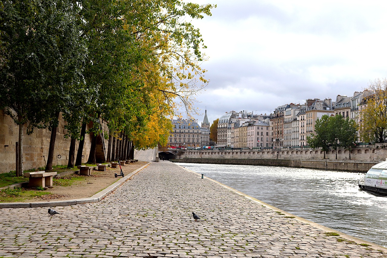 The neighborhood is located on the banks of the Seine River.